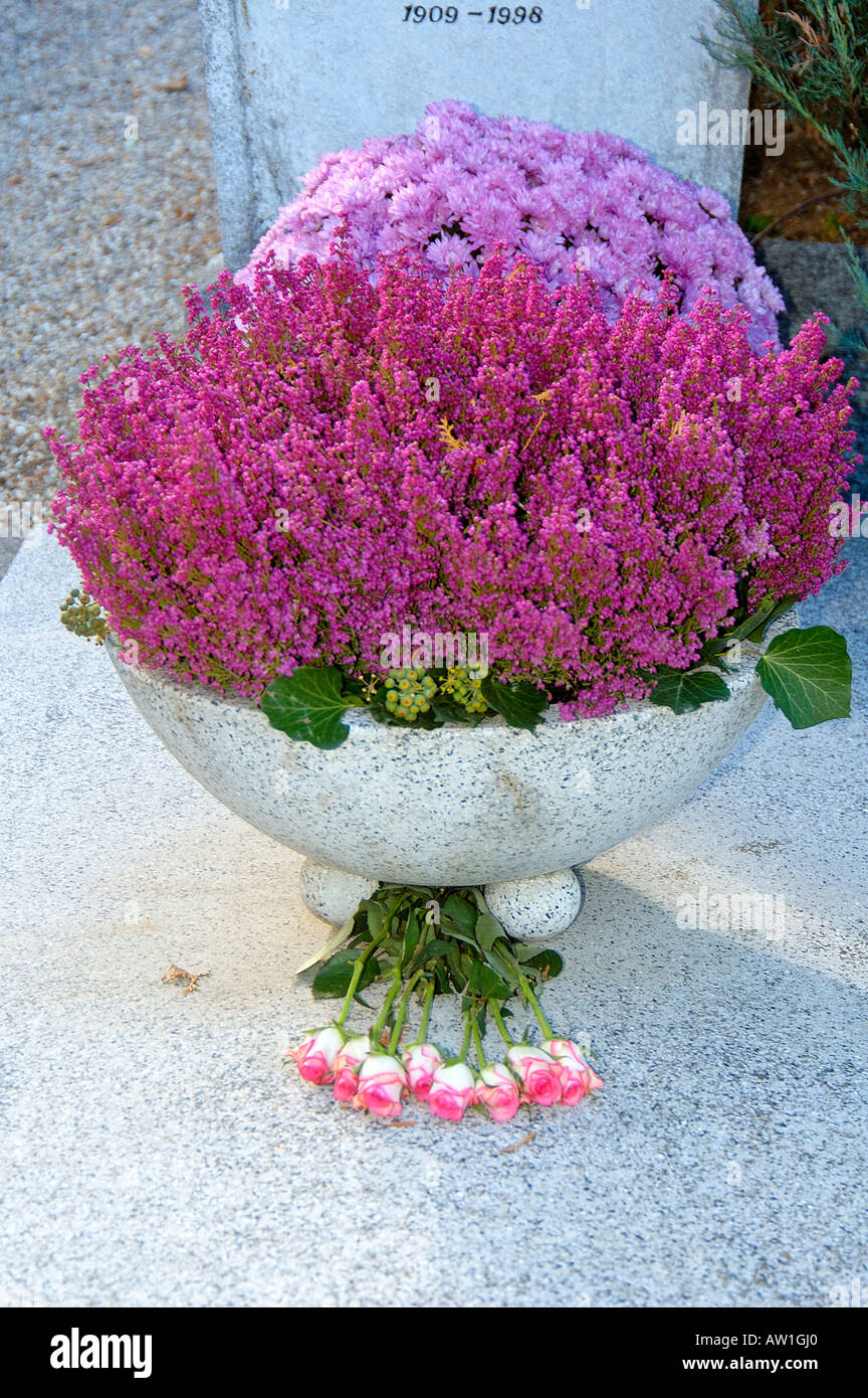 Blumen auf ein Grab auf Allerheiligen, Klosterneuburg, Österreich Stockfotografie