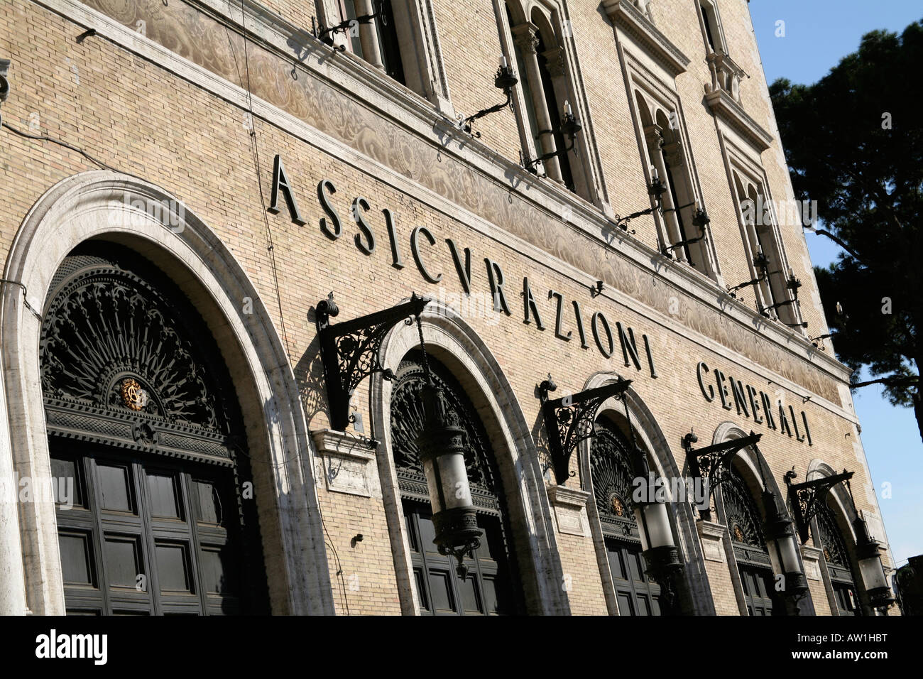 Bögen im Palazzo Delle Assicurazioni Generali in Rom. Stockfoto