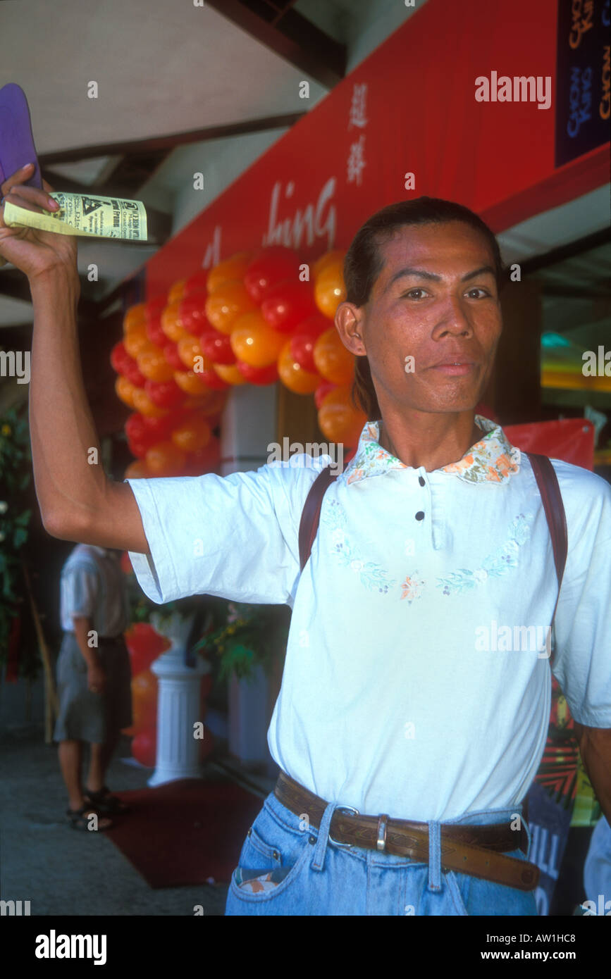 Gay Mann posiert für Foto winkende Papier Flyer, Cebu City, Philippinen. Stockfoto