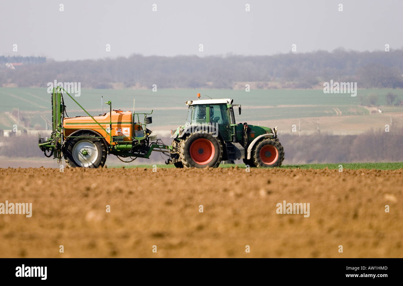 Ein Traktor dungs ein Feld Stockfoto