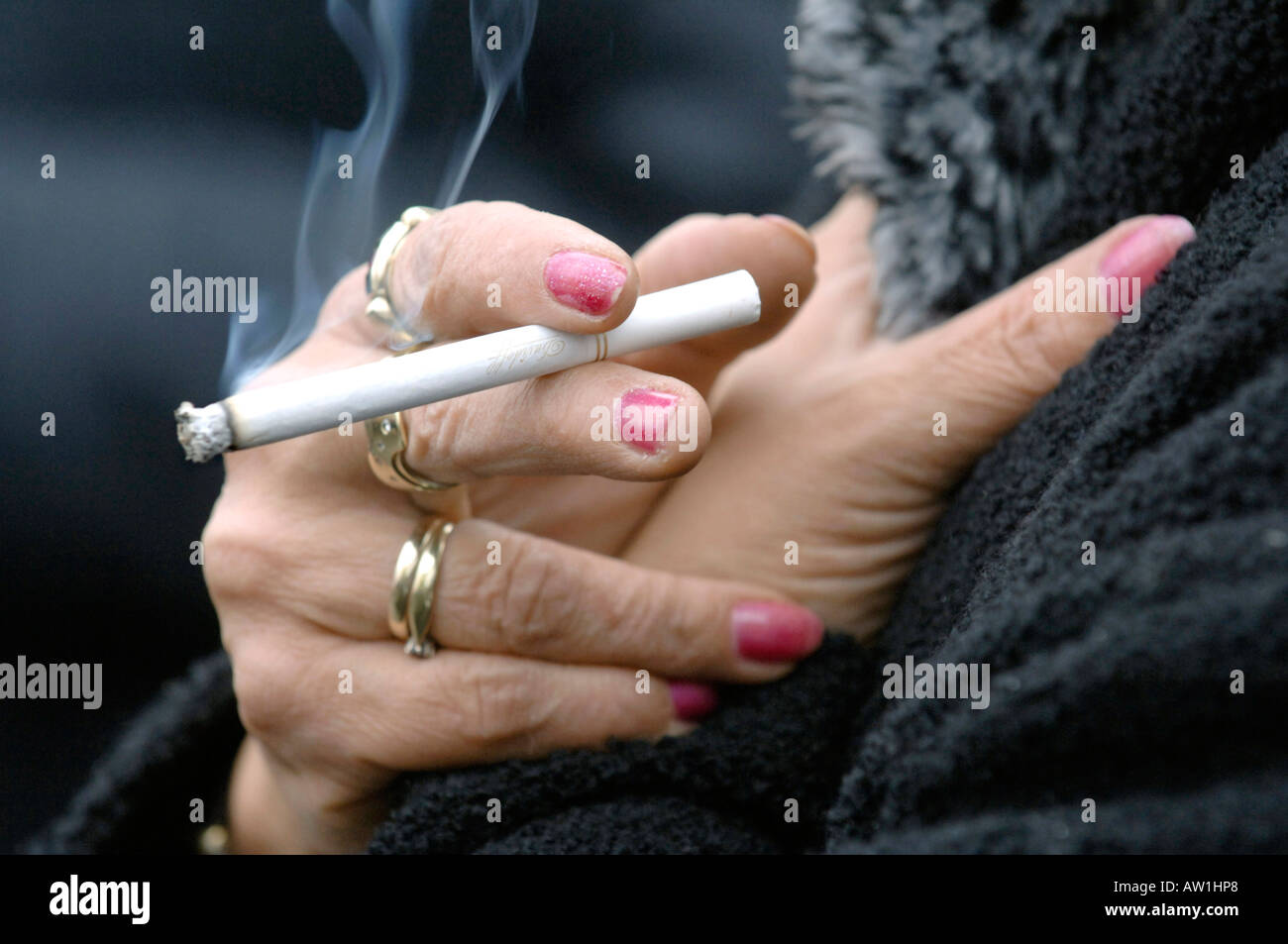 Rauchen - Frau hält einen Cigartte in ihrer Hand Stockfoto