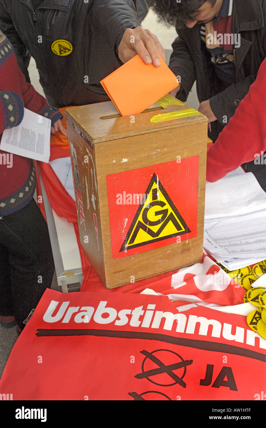 Gewerkschaft IG Metall eine Akklamation für Streik zu organisieren Stockfoto