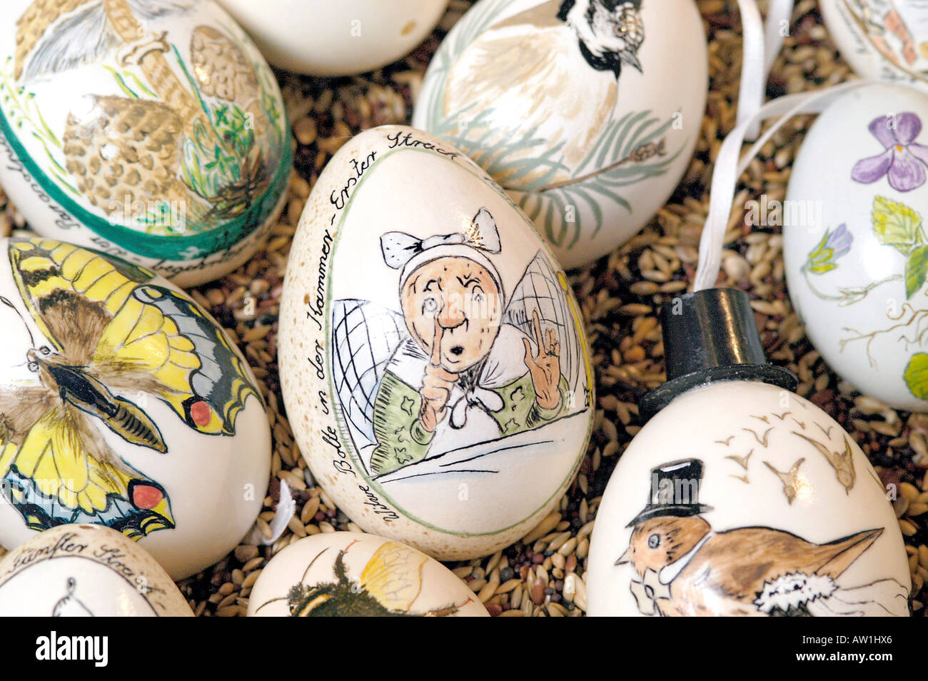 Kunstvoll bemalte Ostern Eiern Zeichnungen von Wilhelm Busch, Witwe Bolte Stockfoto