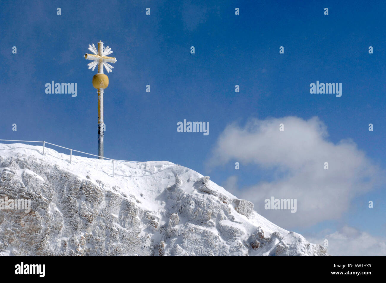 Zugspitze (2962m) im Winter, Kreuz oben auf der Bergspitze mit Raureif Stockfoto