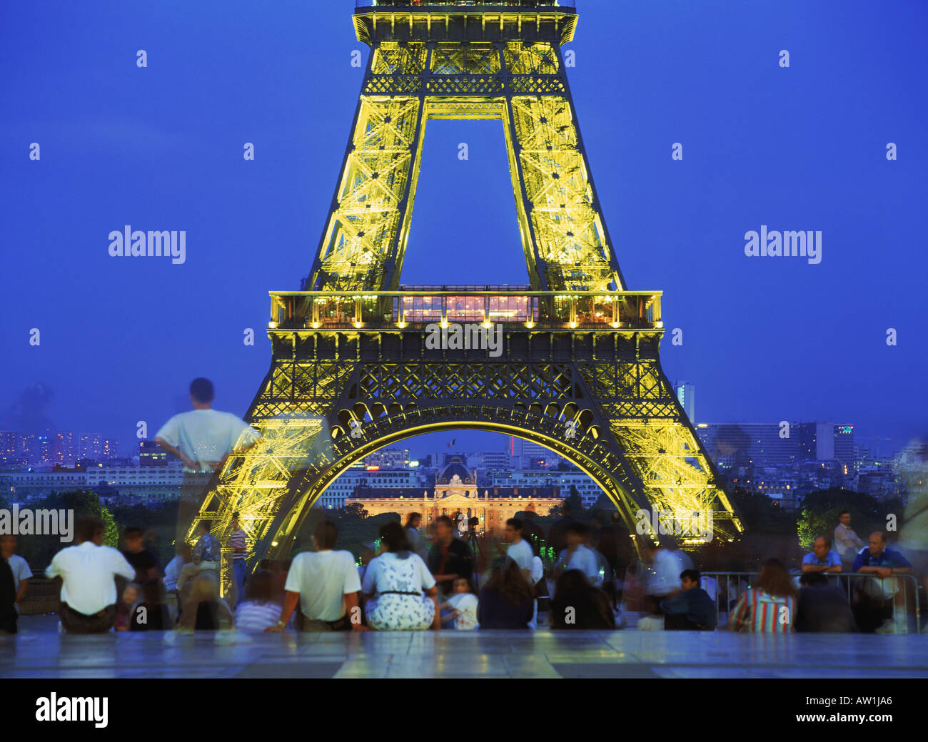 Touristen, die gerade den Eiffelturm aus dem Trocadero in der Nacht in Paris Frankreich Stockfoto