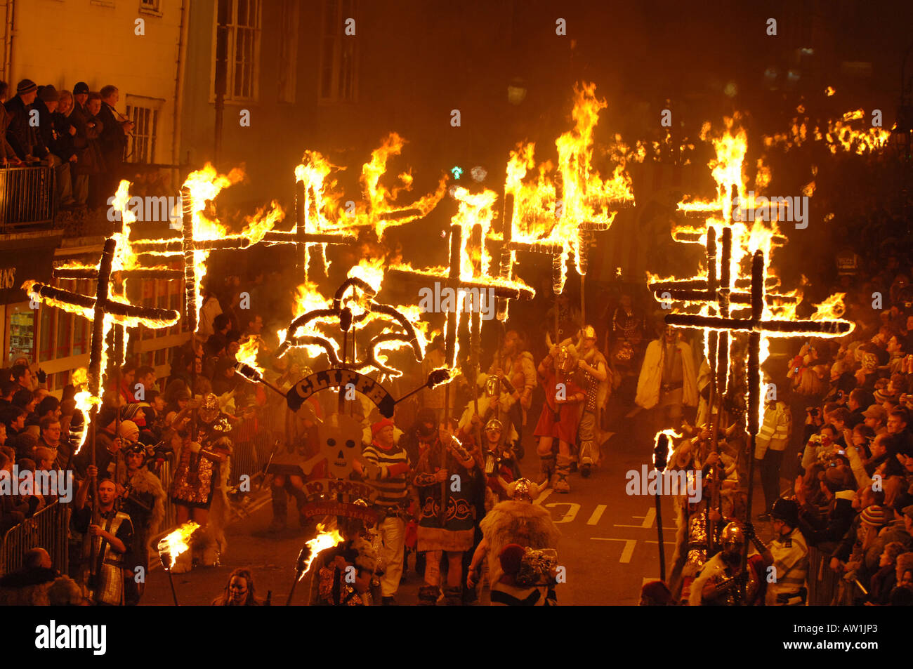 Brennende überquert sind Bestandteil einer atemberaubenden Parade von Feuer und Feuerwerk am Lagerfeuer Abend in Lewes High Street, England. Stockfoto