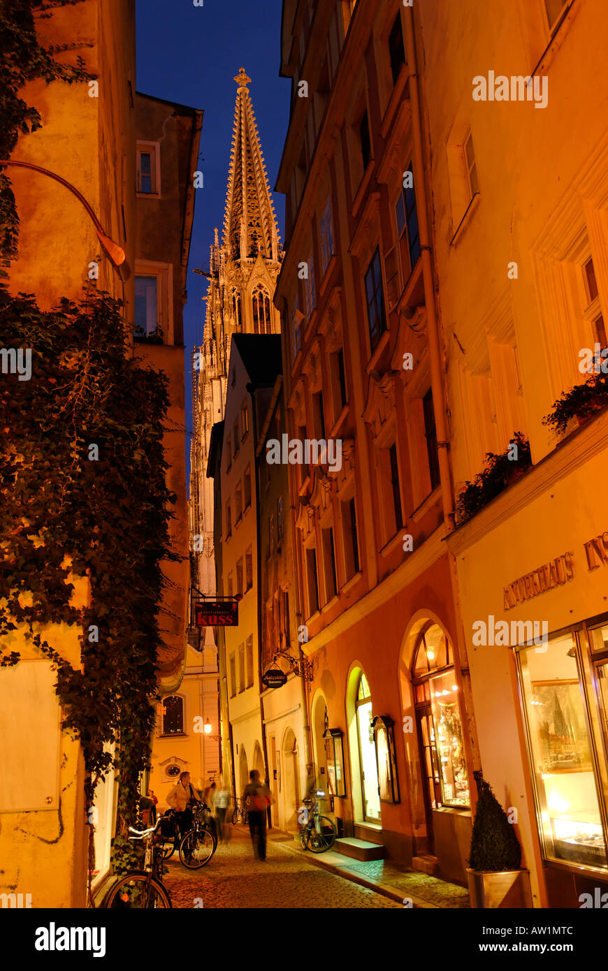 Regensburg Oberpfalz Bayern Deutschland Kathedrale von der Kramgasse Stockfoto