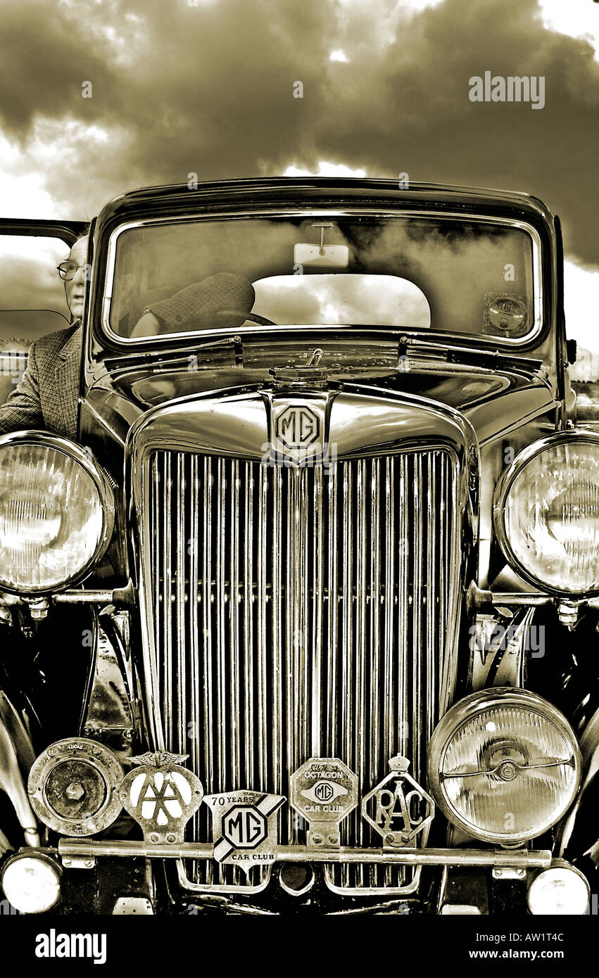 Klassische 1948 MG YA Motorwagen und Eigentümer Stockfoto