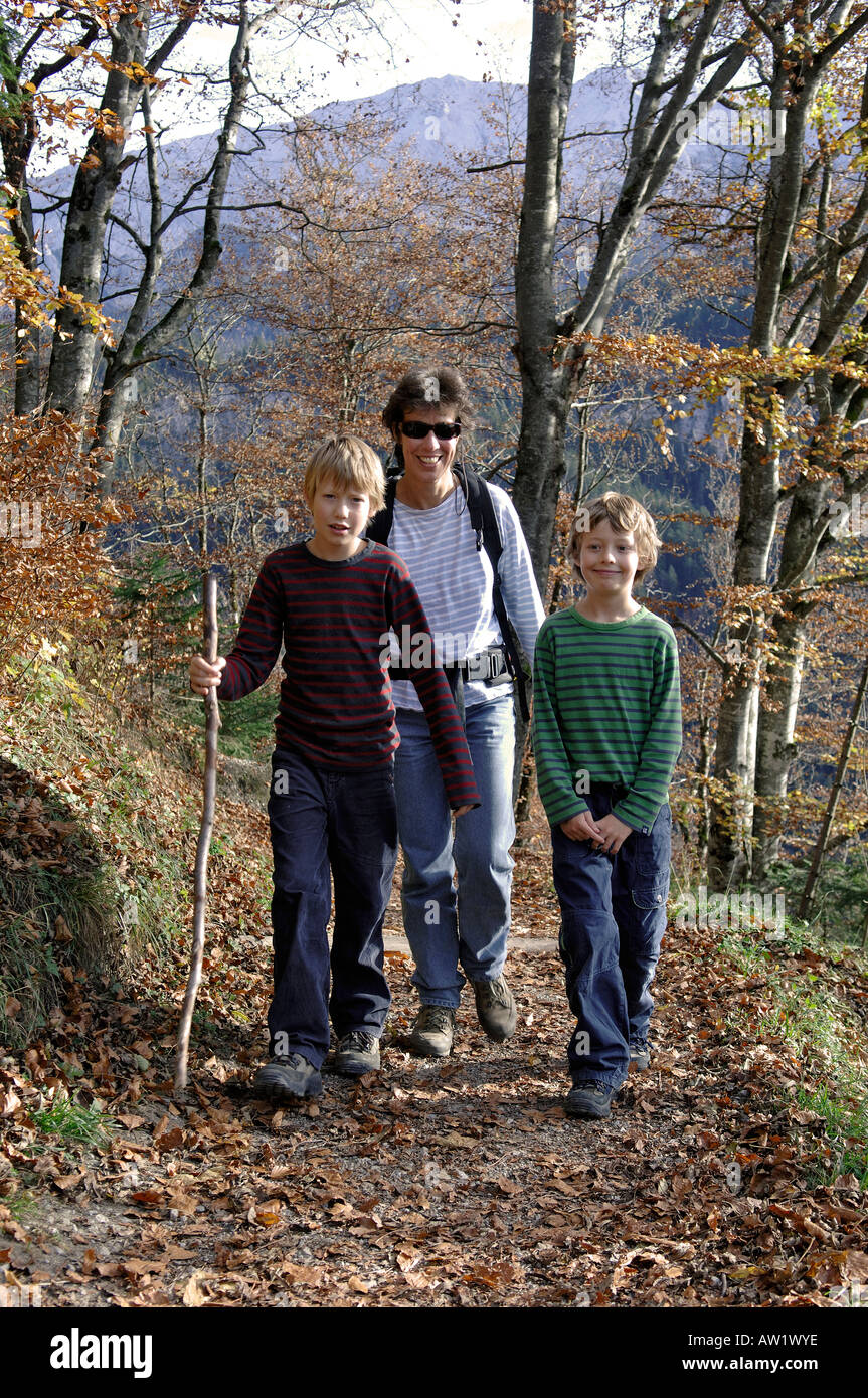 Mutter Wanderungen mit ihren beiden Söhnen in der Nähe von Gramisch, Oberbayern, Deutschland Stockfoto