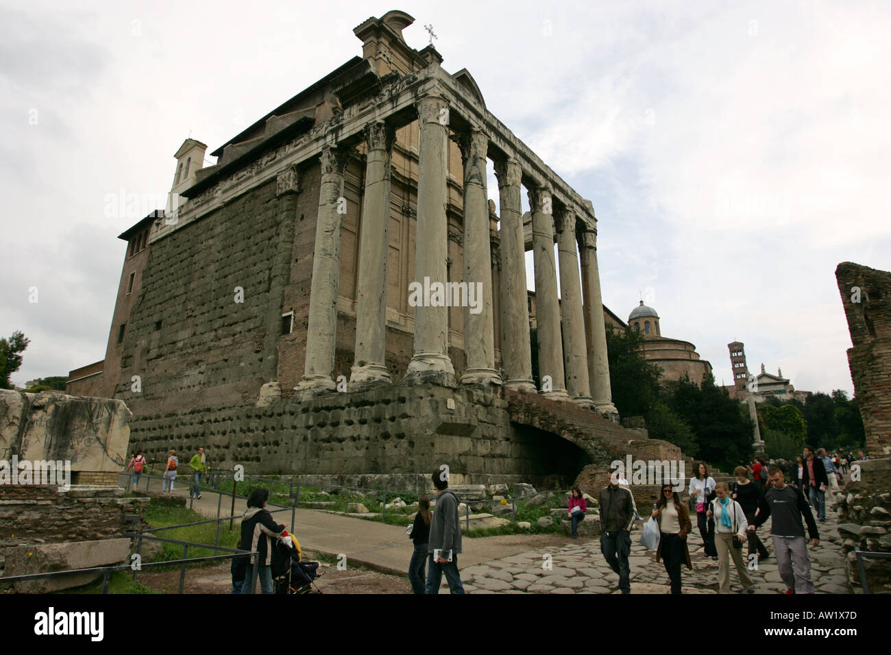 Touristen gehen vorbei an der Tempel des Antonius und der Faustina AD141 dann 8. Jahrhundert Kirche San Lorenzo in Miranda Rom Italien Stockfoto