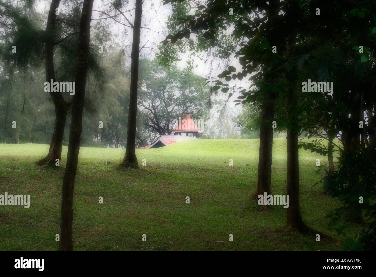 Golfplätze in Trivandrum, ein Clubhaus auf dem Golfplatz kann durch die Baumgruppe flüchtig Stockfoto