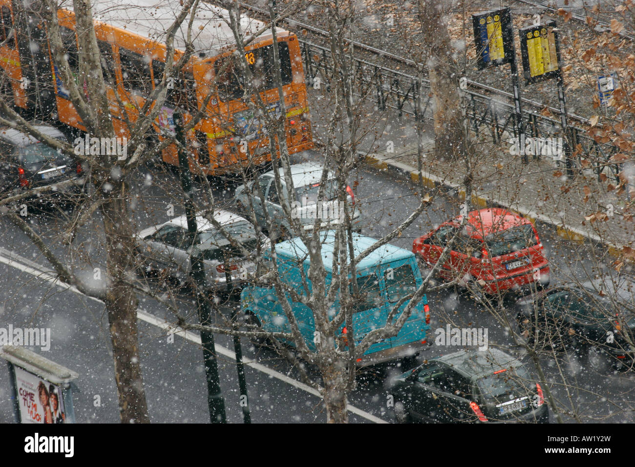 Auto Verkehr an einem Tag schneit. Stockfoto