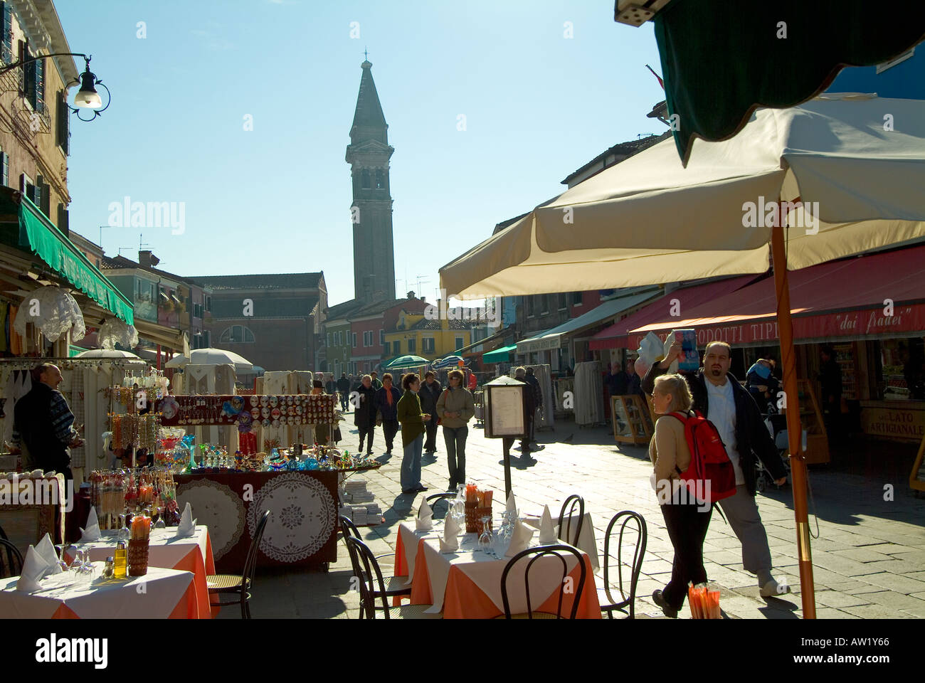 Venedig Italien die wichtigste Straße Via Baldassare Galuppi in Burano die buntesten Inseln der Lagune Stockfoto