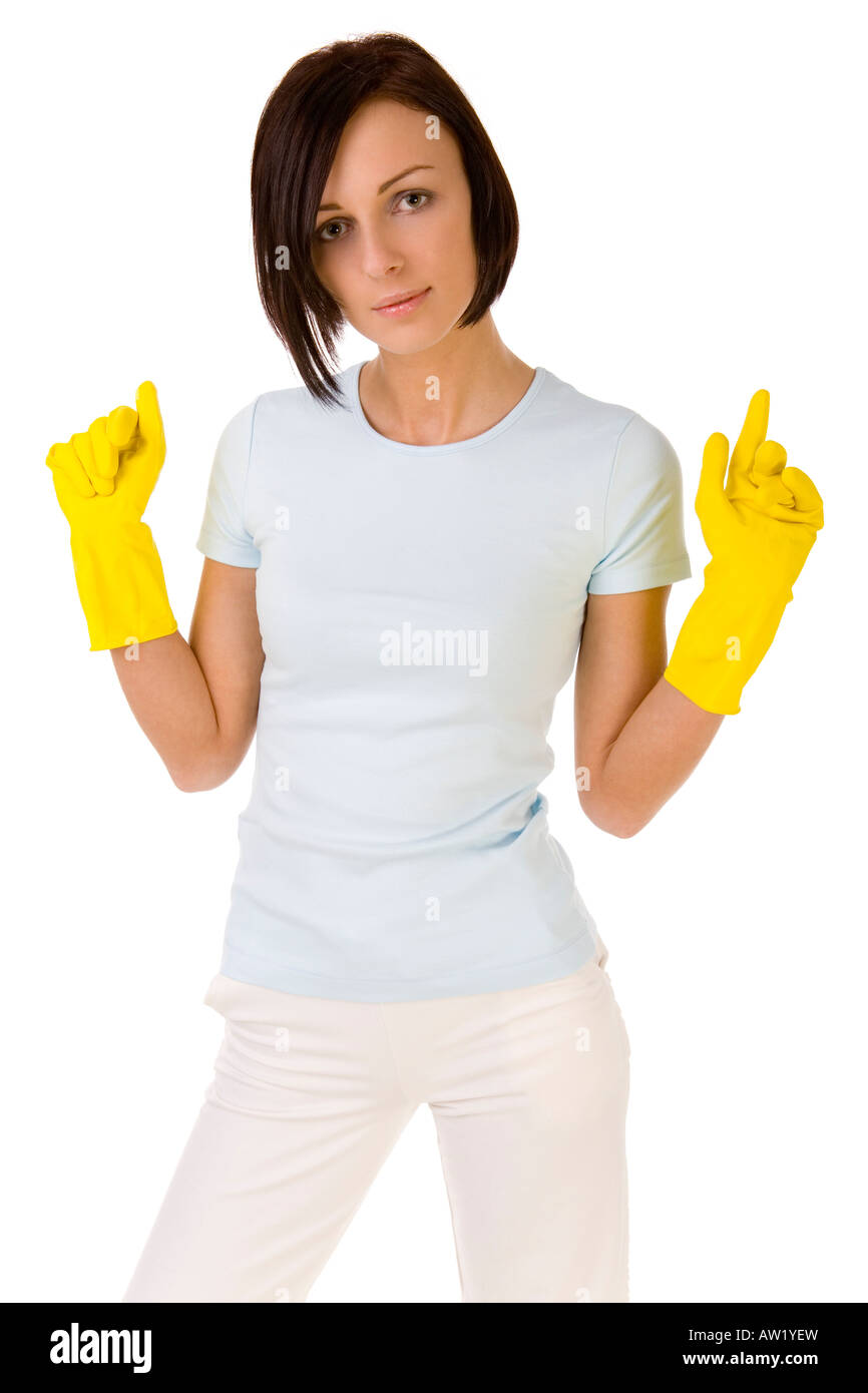 Junge Frau im gelben Gummihandschuhe mit erhobenen Händen betrachten Kamera vor weißem Hintergrund Stockfoto