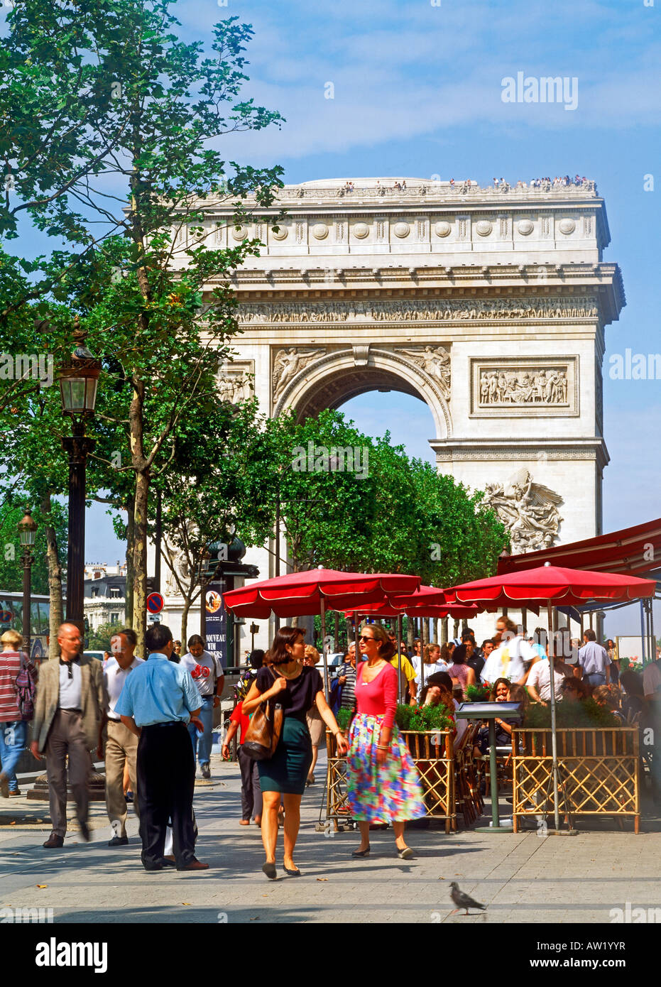 Fußgänger Gehweg und Restaurant auf dem Champs Elysées mit dem Arc de Triomphe in Paris Stockfoto