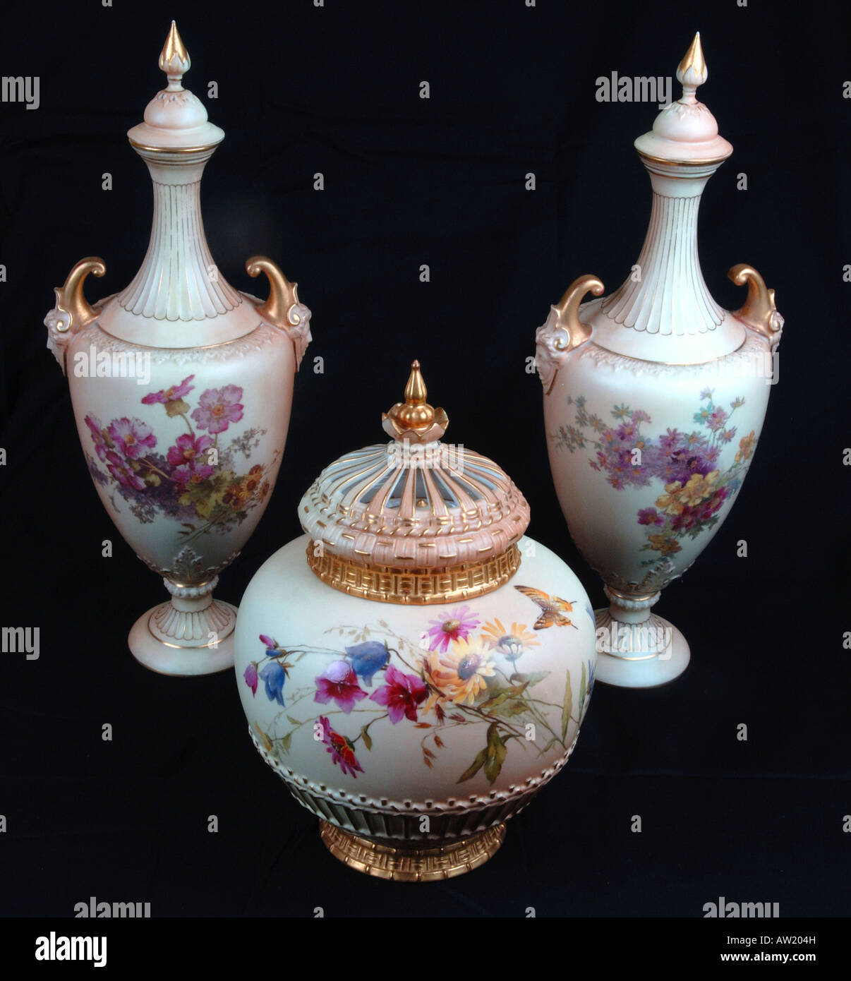 Paar Royal Worcester hohen Vasen & ein Pot Pouri. Stockfoto