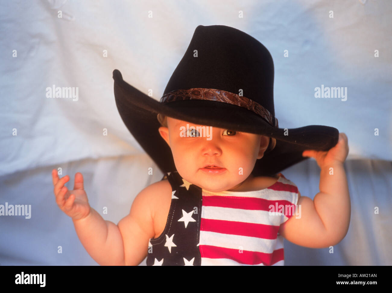 Kind 7-12 Monate mit großen Cowboy-Hut und USA Kostüm Stockfoto