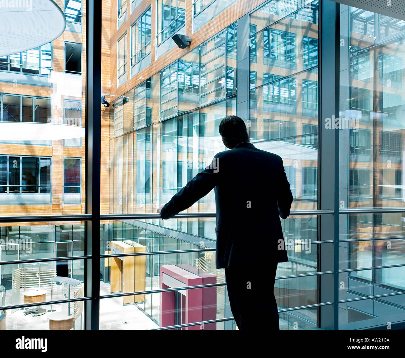 Banker, die auf der Suche in einem modernen Gebäude Stockfoto