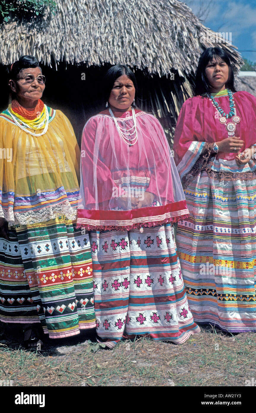 Florida Seminole indische Frauen tragen traditionelle Kleidung Stockfoto