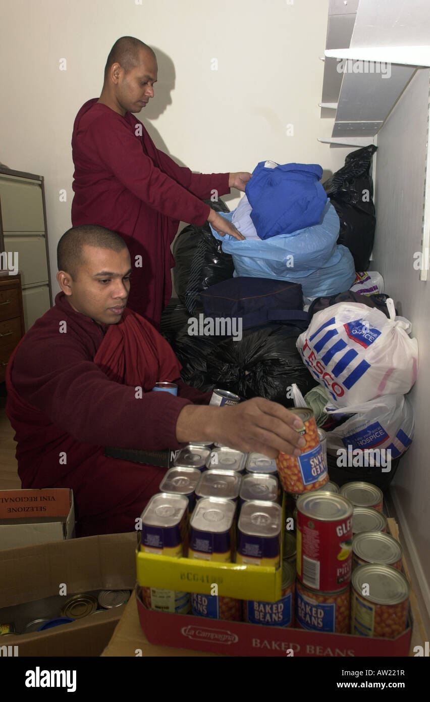 Young Budhist Mönche packen Hilfe Pakete nach Thailand schicken nach der Tsunami-Katastrophe vom Weihnachtstag 2004 UK Stockfoto