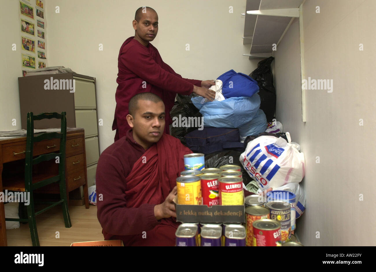 Young Budhist Mönche packen Hilfe Pakete nach Thailand schicken nach der Tsunami-Katastrophe vom Weihnachtstag 2004 UK Stockfoto
