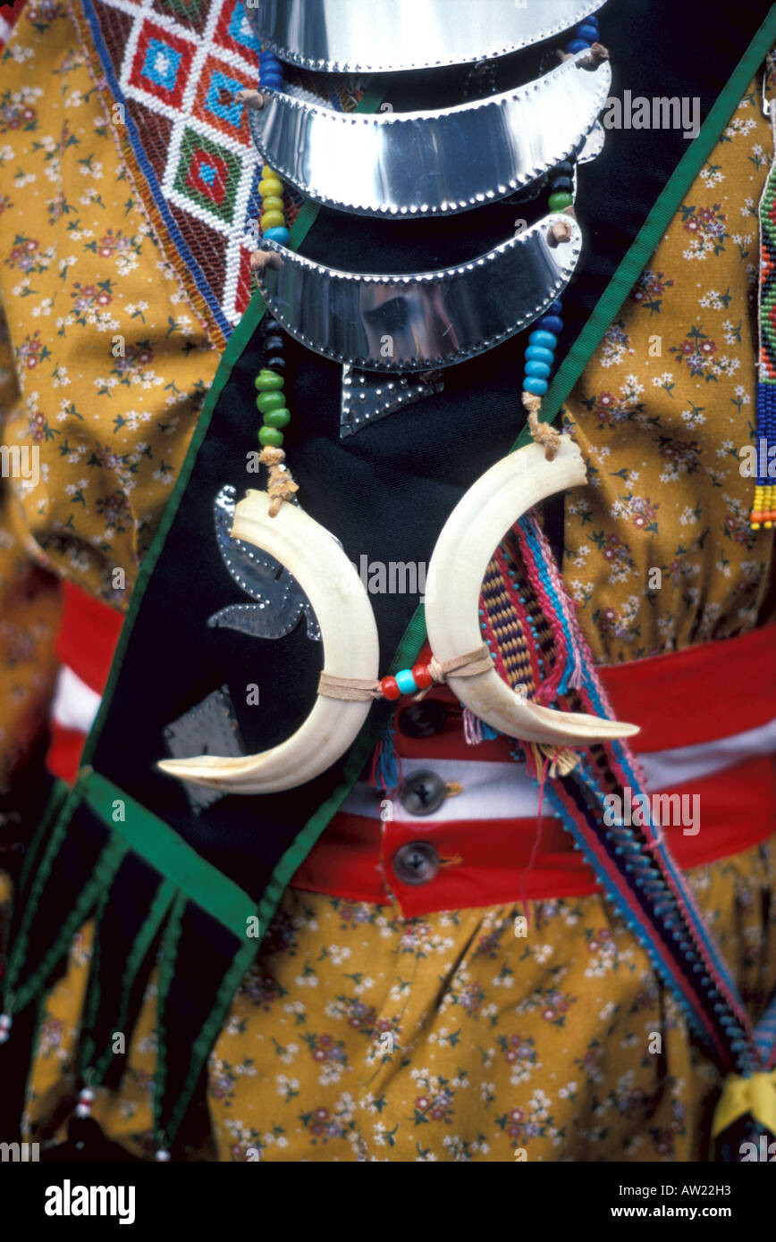 Florida Seminole Indian Mann Tradtional Kleid Armbänder Halskette helle Farben Stockfoto