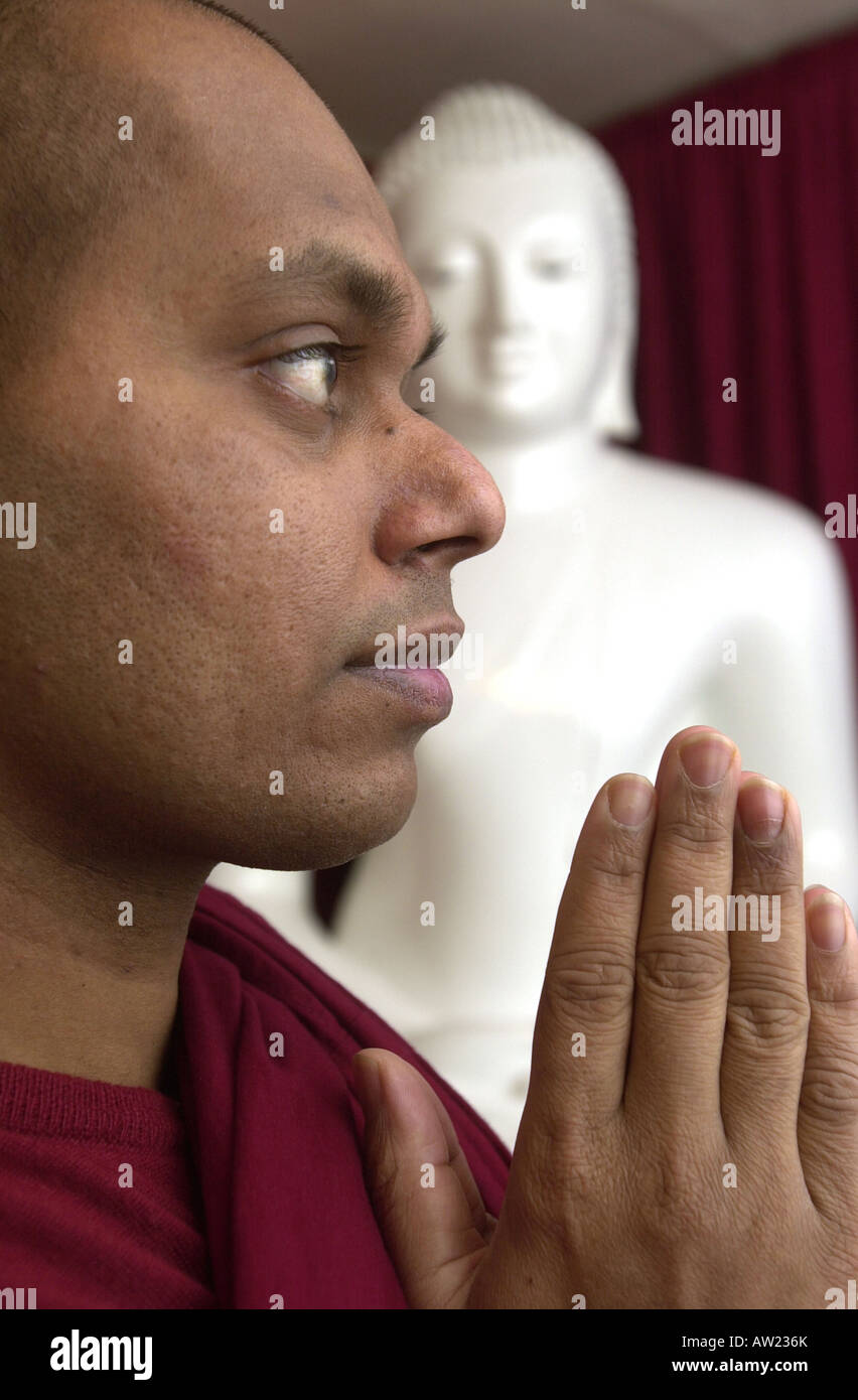 Junge buddhistische Mönch betet nach der Tsunami-Katastrophe vom Weihnachtstag 2004 UK Stockfoto