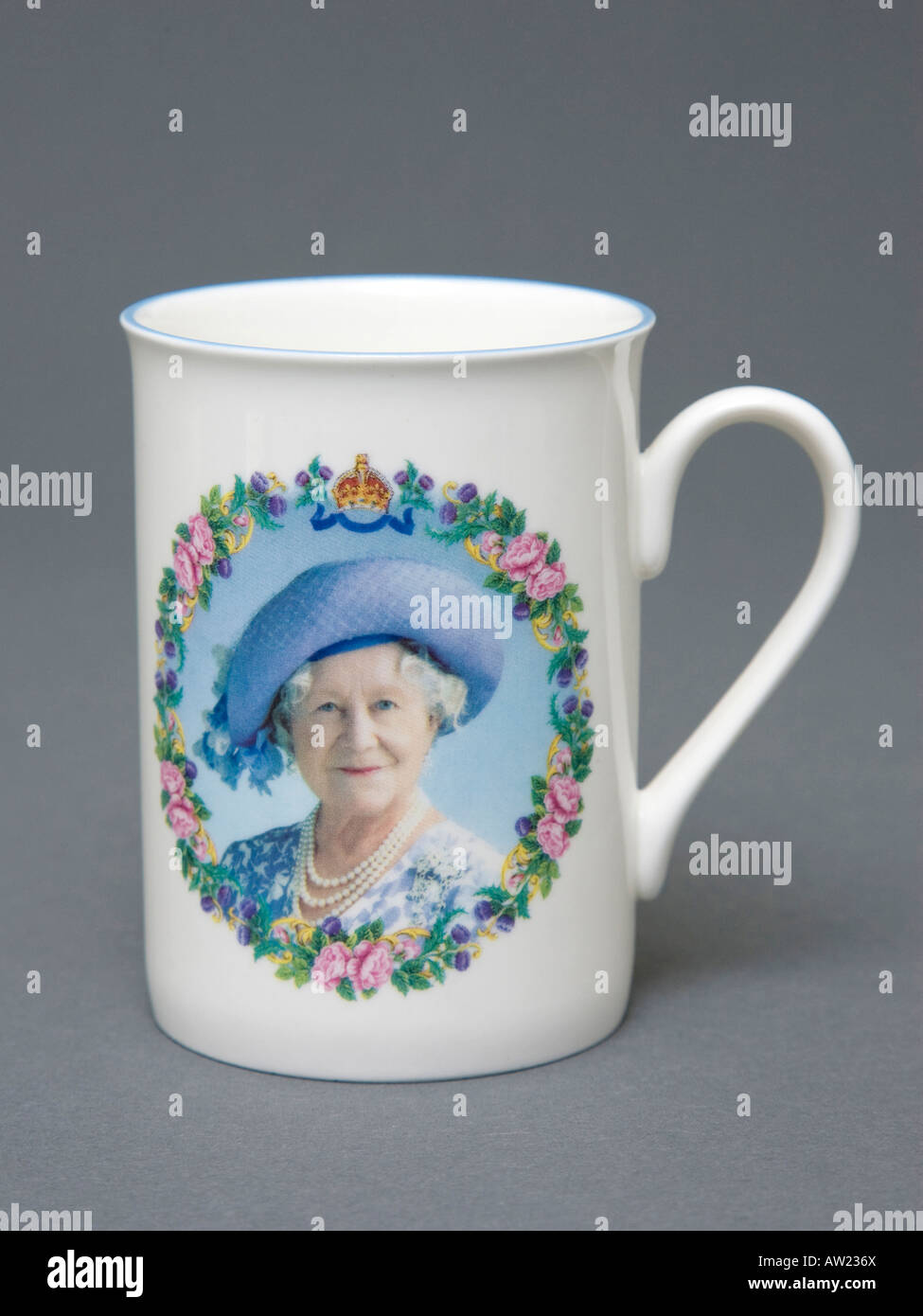 Fenton fine Bone China Becher zum Gedenken an die "Königin-Mütter" 100. Geburtstag im 4. August 2000 Stockfoto