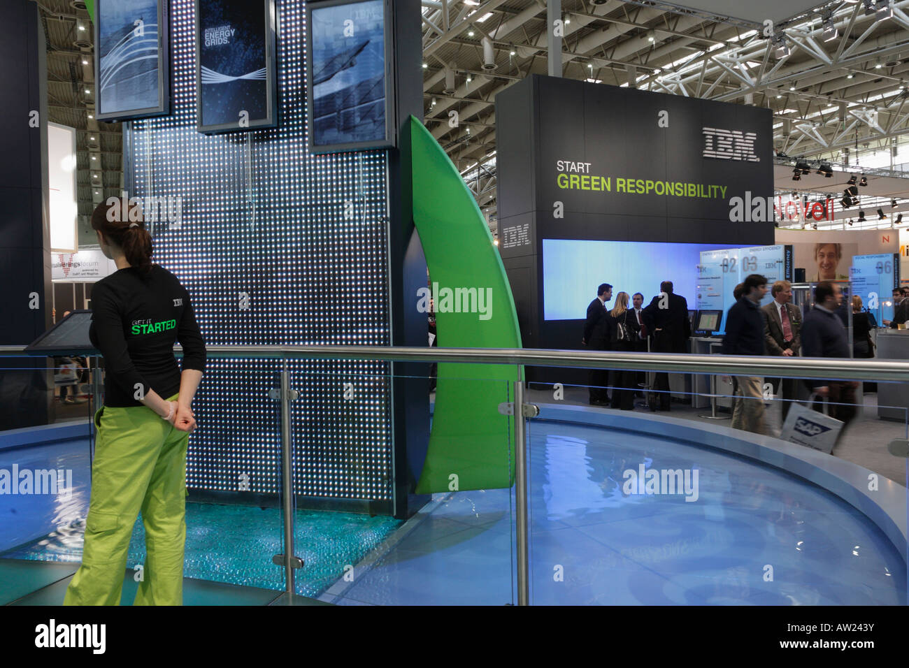 Deutschland Hannover 2008 - IBM-Stand auf der CeBIT Technologiemesse präsentiert Green IT Stockfoto