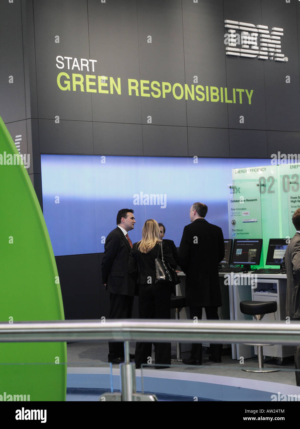 Deutschland Hannover 2008 - IBM-Stand auf der CeBIT Technologiemesse präsentiert Green IT Stockfoto