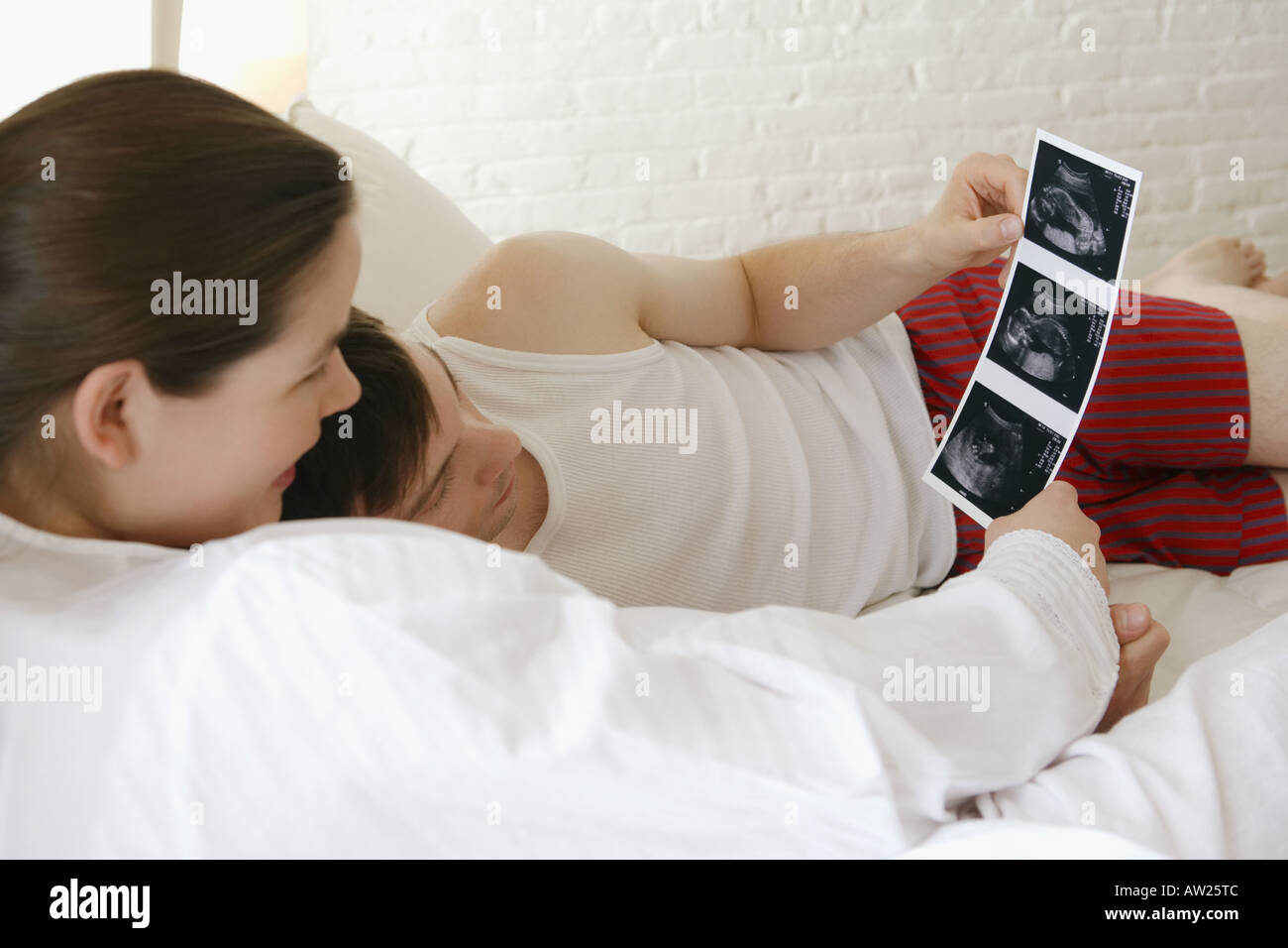 Paar auf der Suche auf Baby-scans Stockfoto