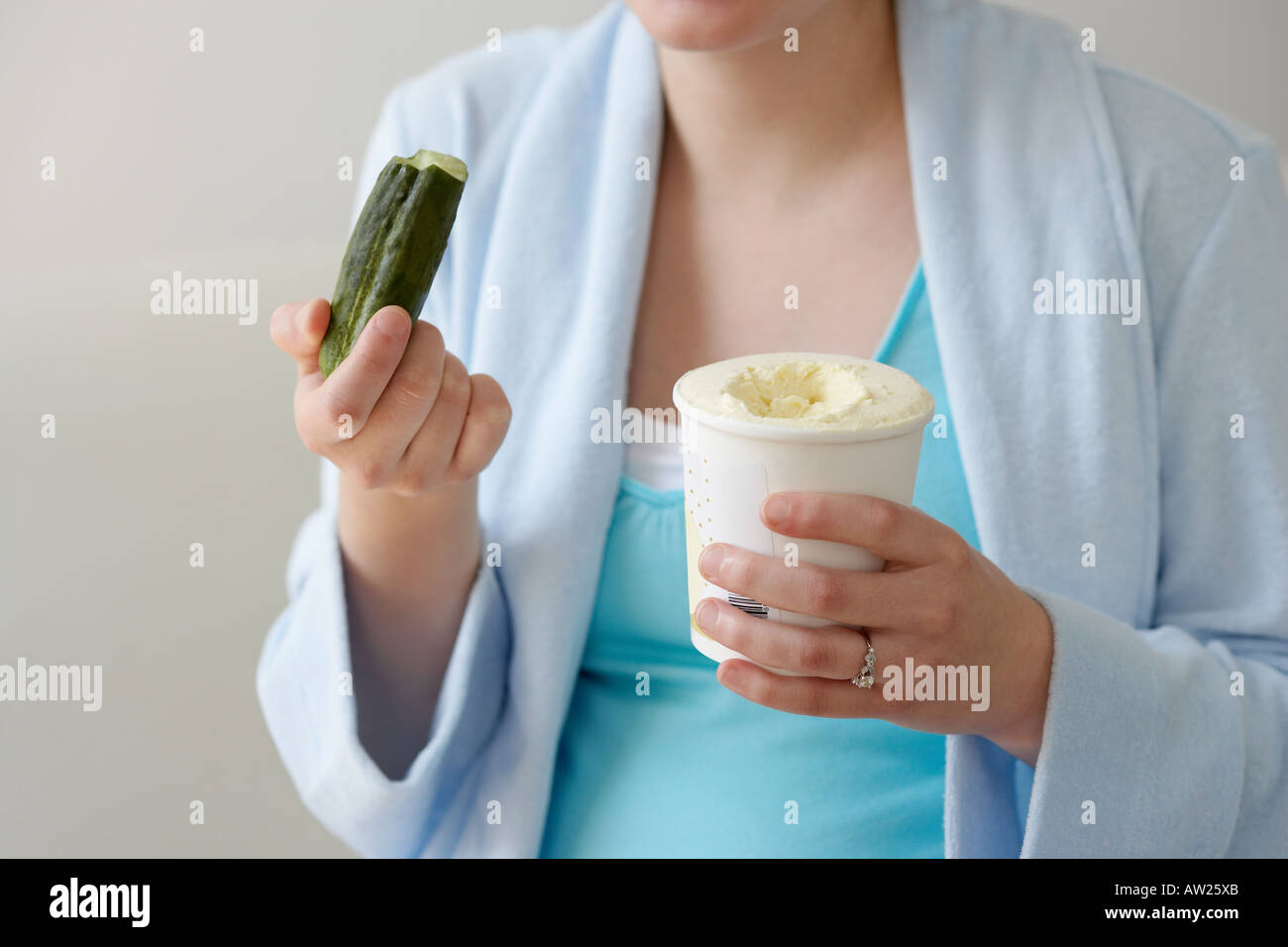 Schwanger Womans Gurke und Eis essen Stockfoto