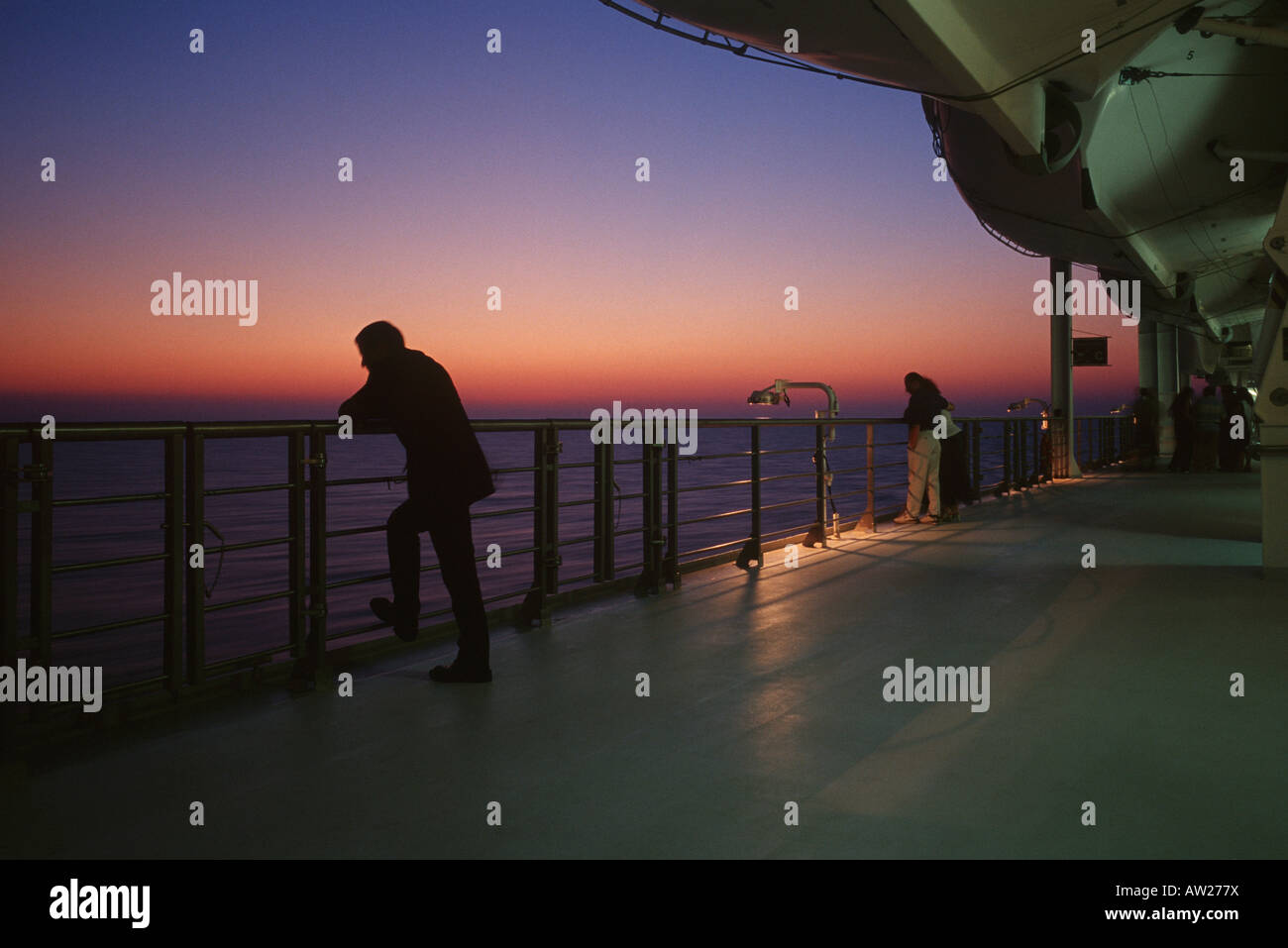 Blick auf den Sonnenuntergang s Passagiere von Kreuzfahrtschiffen Stockfoto
