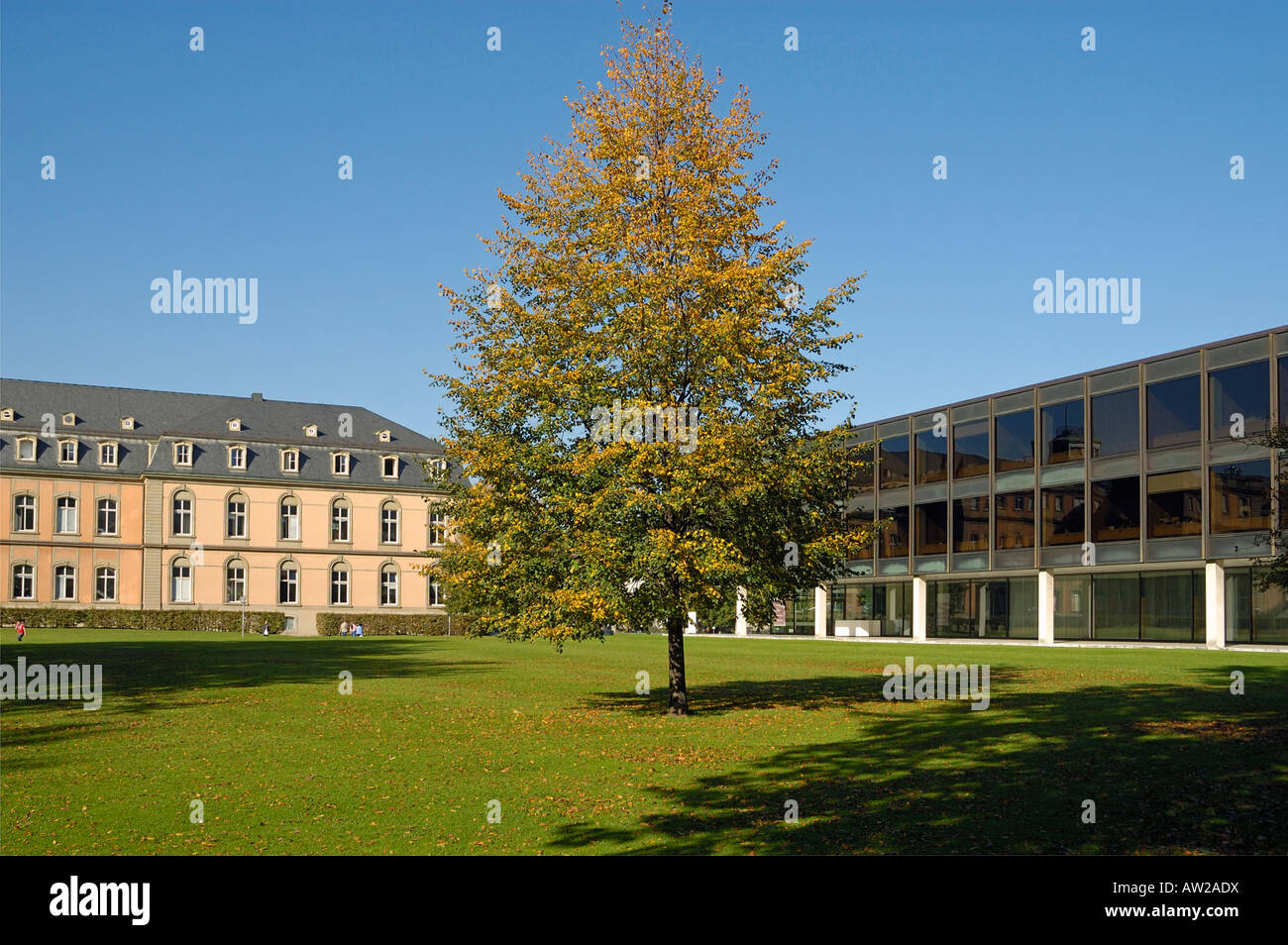 Neues Schloss (New Palace), links, und Landtag Baden-Württemberg (Parlament), Recht, Stuttgart, Baden-Württemberg, Deutschland Stockfoto