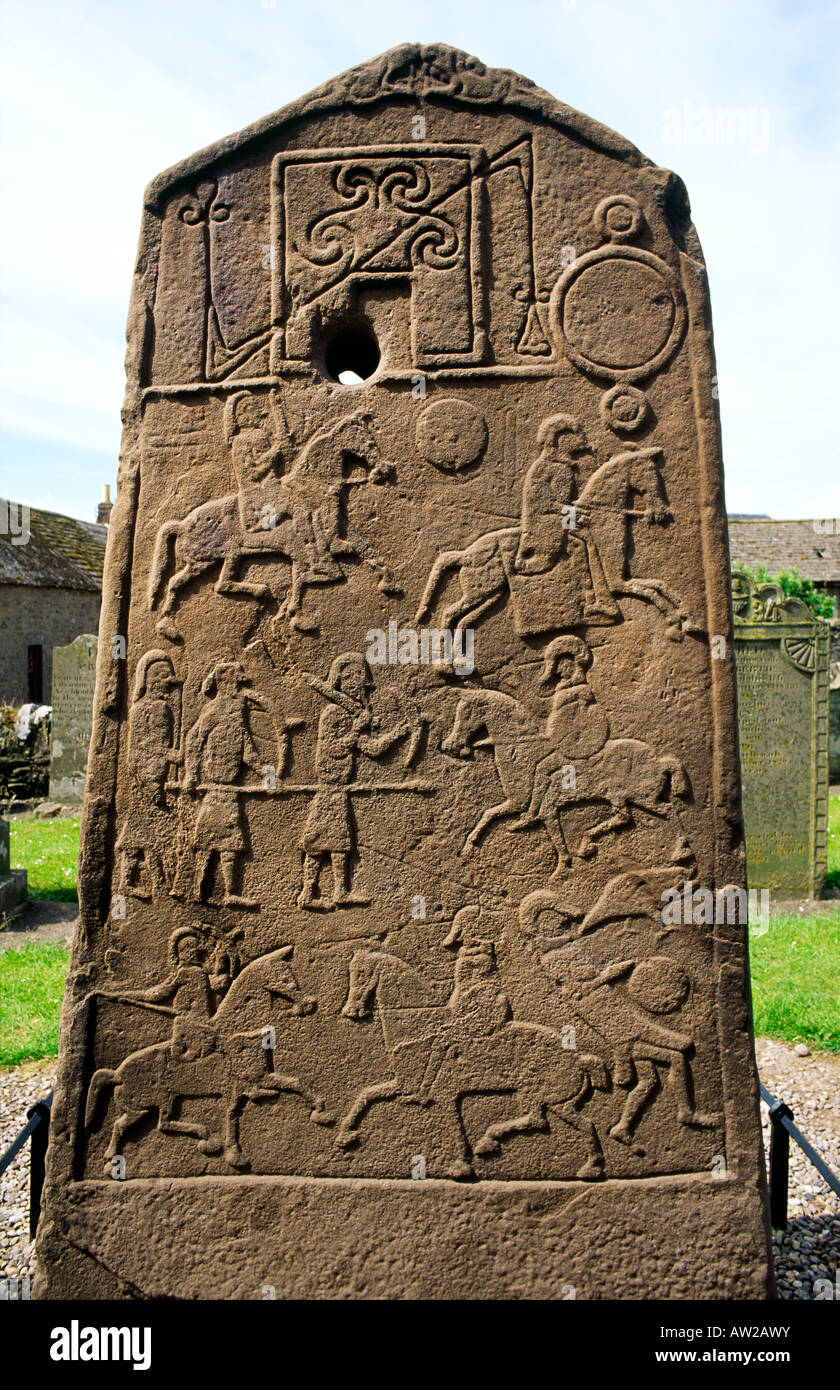 Celtic piktische christlichen Kreuz Platte. Aberlemno Churchyard, Tayside, Schottland. Piktische Symbole und eine Kampfszene. Auf der Rückseite Stockfoto