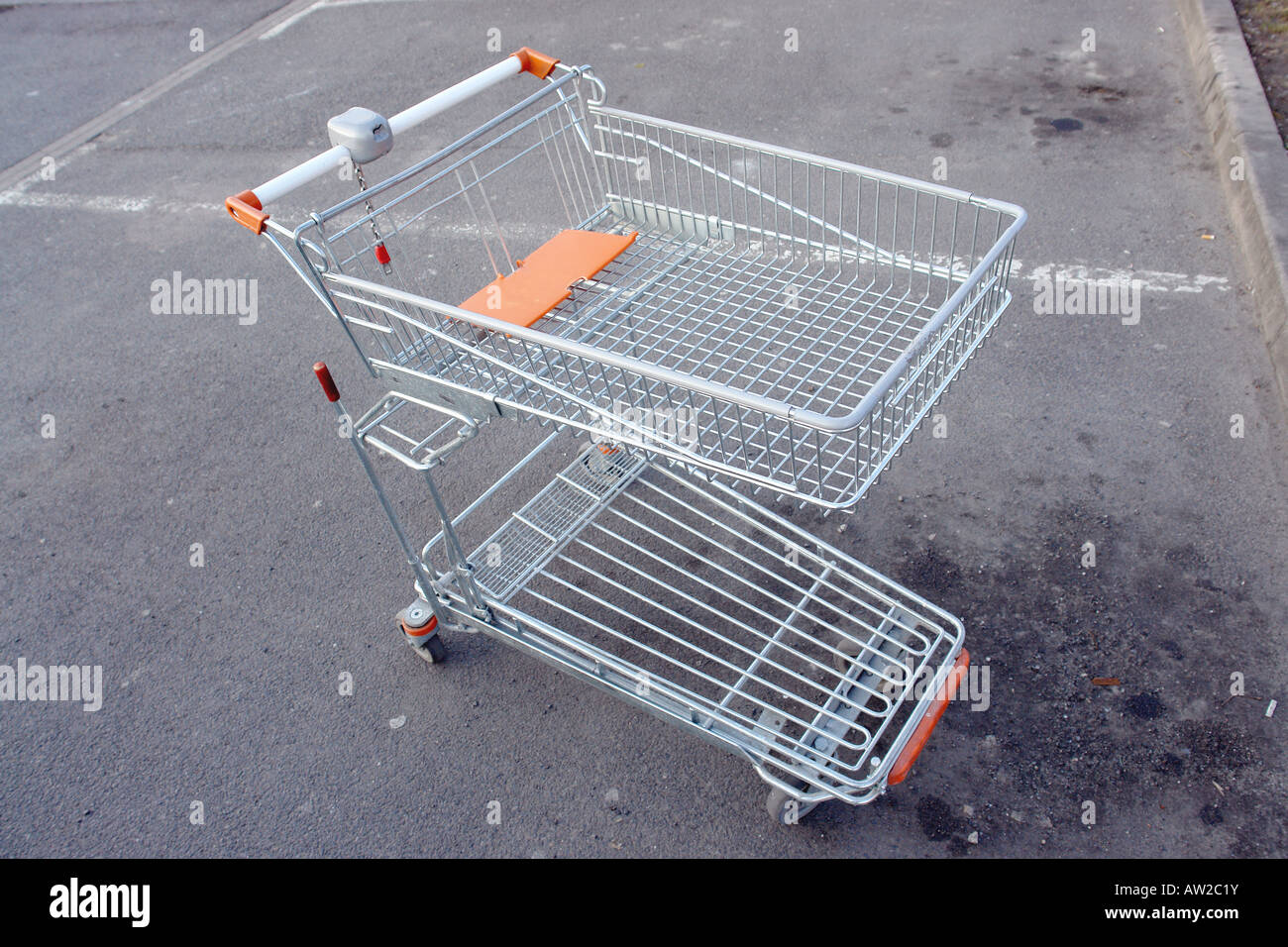 Leer Warenkorb links auf Parkplatz - Schuss von oben Stockfoto