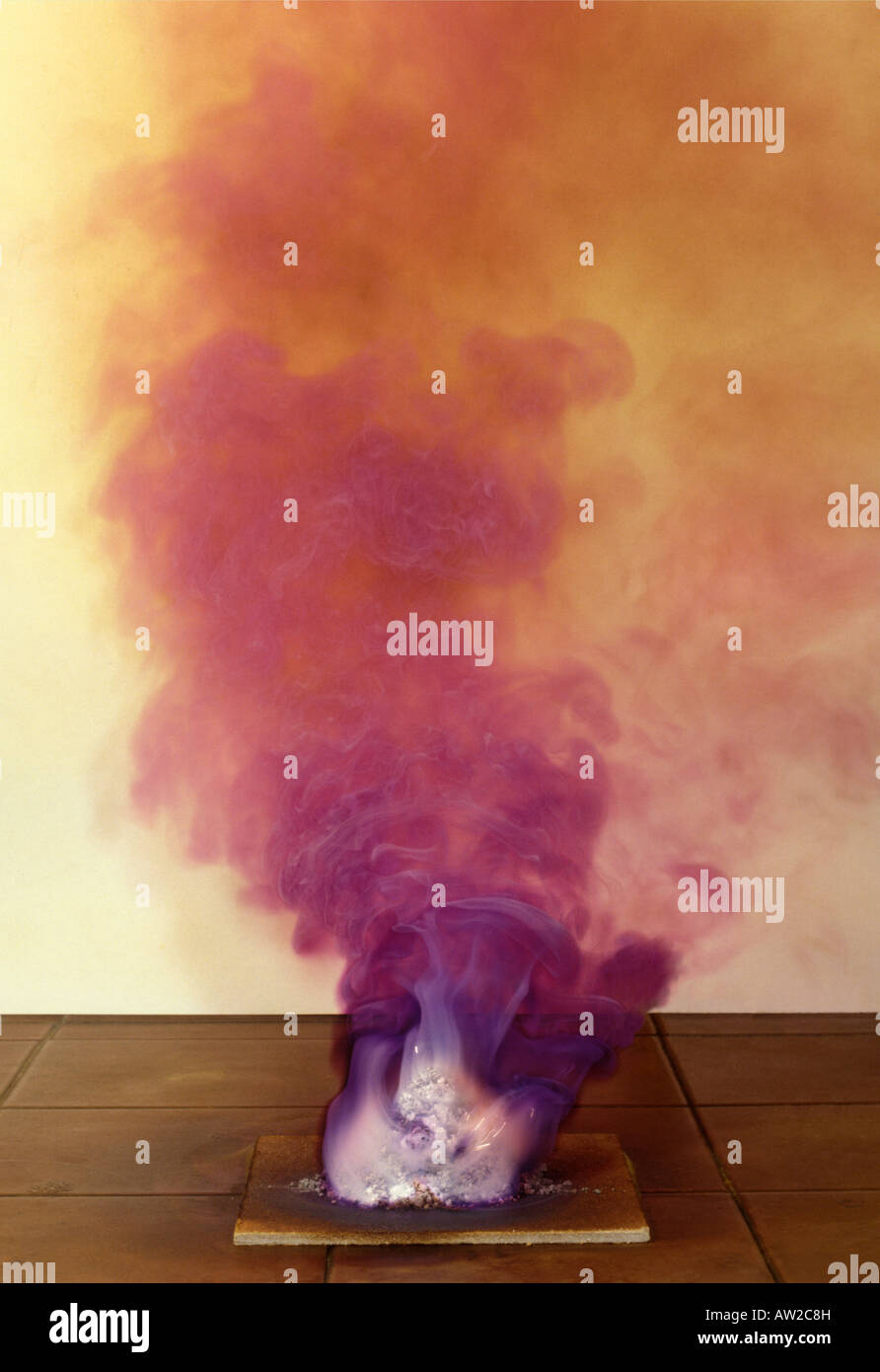 Mischung aus Aluminium Pulver und Jod Granulat exotherm reagieren Stockfoto