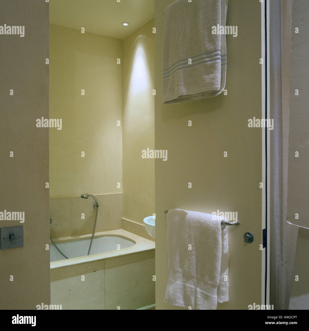 Badezimmer mit Kalkstein Bad surround Stockfoto