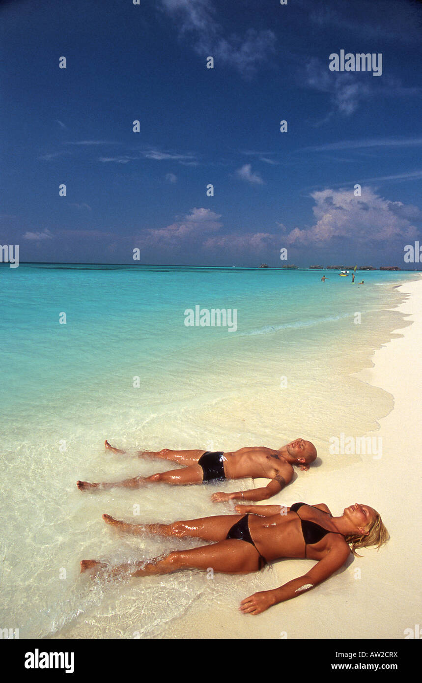 Touristen genießen den Strand im Club Med, Nord Male Atoll, Malediven Stockfoto