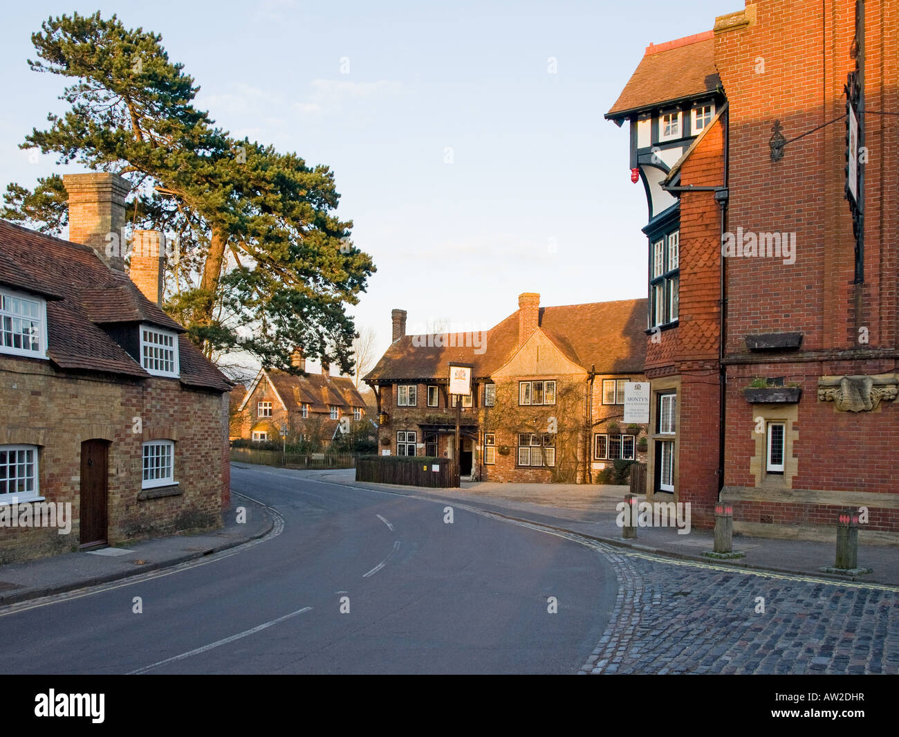 Beaulieu Dorf Hampshire UK mit Blick auf "Monty" Montagu Arms Hotel Stockfoto