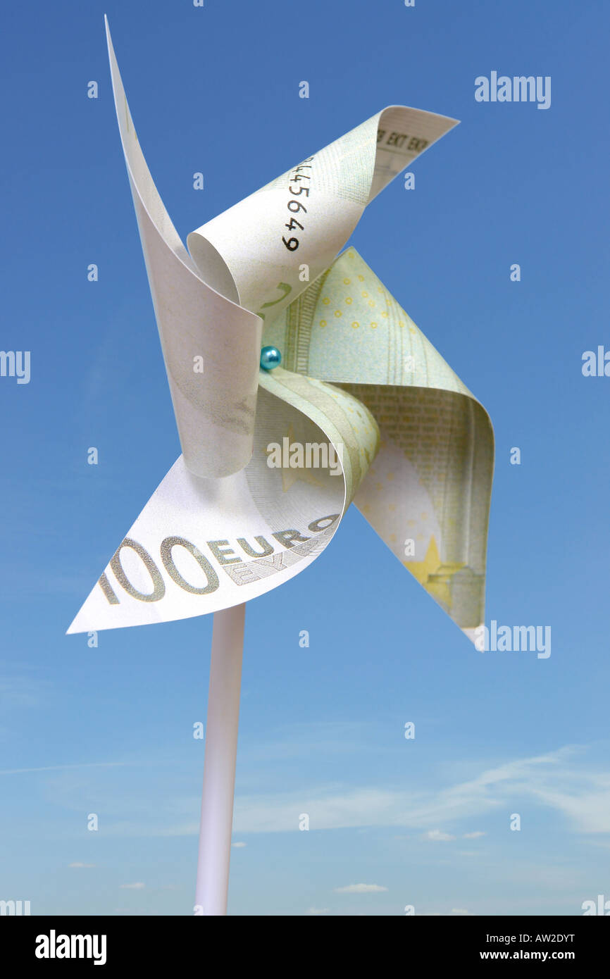 Spielzeug-Windmühle Schnitt von 100 Euro-Banknote über blauen Himmel Stockfoto