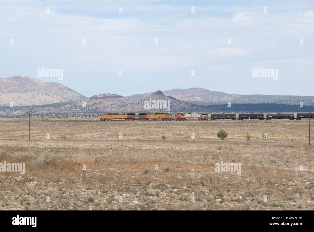 Zug in der Wüste Amtrack lange Wagen Öltanker tank Stockfoto