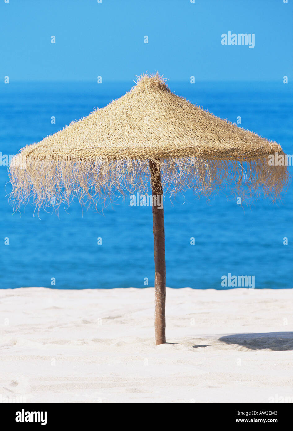 Stroh Sonnenschirm am Strand Stockfotografie - Alamy