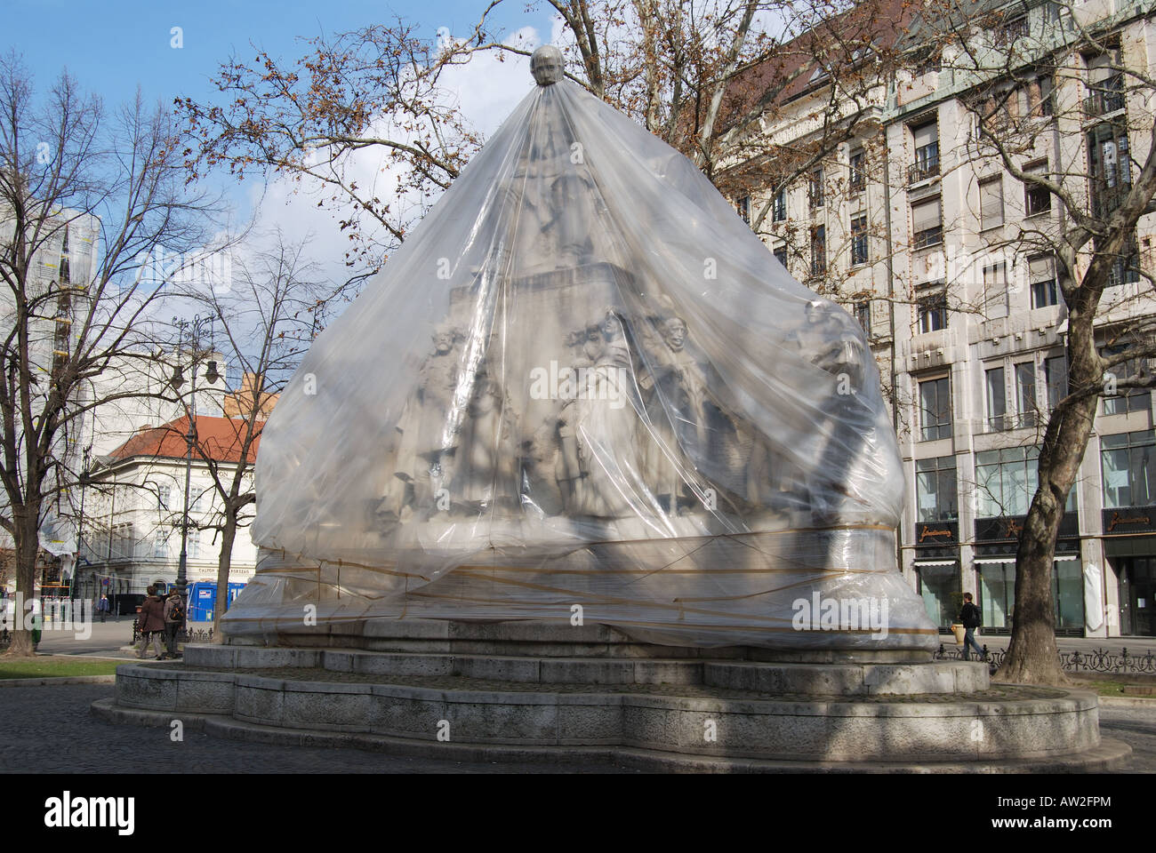 Statue bedeckt in Plastikfolie, Vörösmarty-Platz, Pest, Budapest, Ungarn Stockfoto