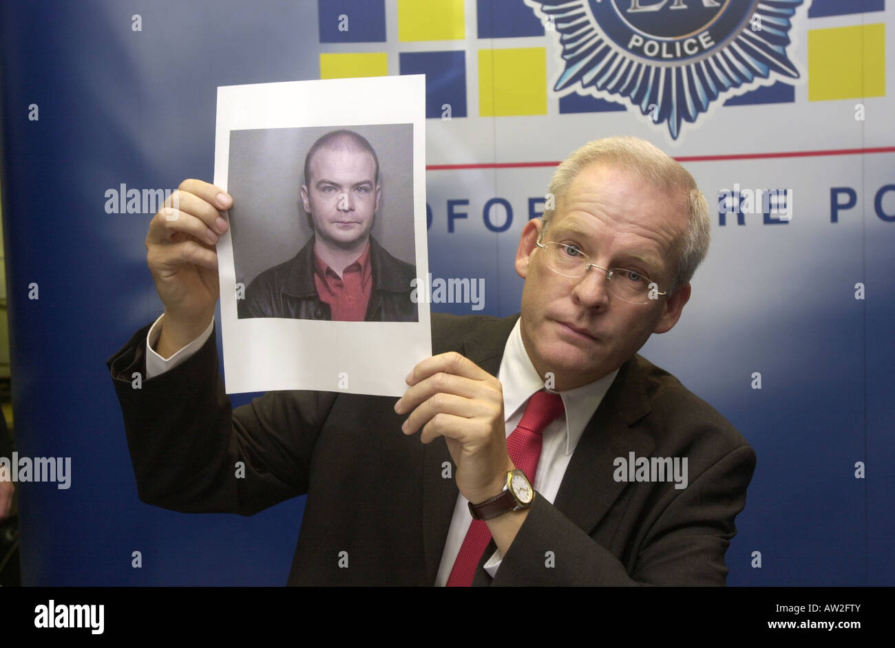 Superintendent Nicky Dahl hält ein Foto von Justin McAuliffe einen Mann unter Untersuchung von Bedfordshire Polizei 2. September Stockfoto