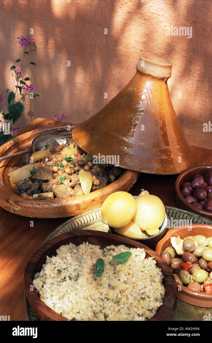 Marokkanisches lamm tajine mit couscous -Fotos und -Bildmaterial in ...