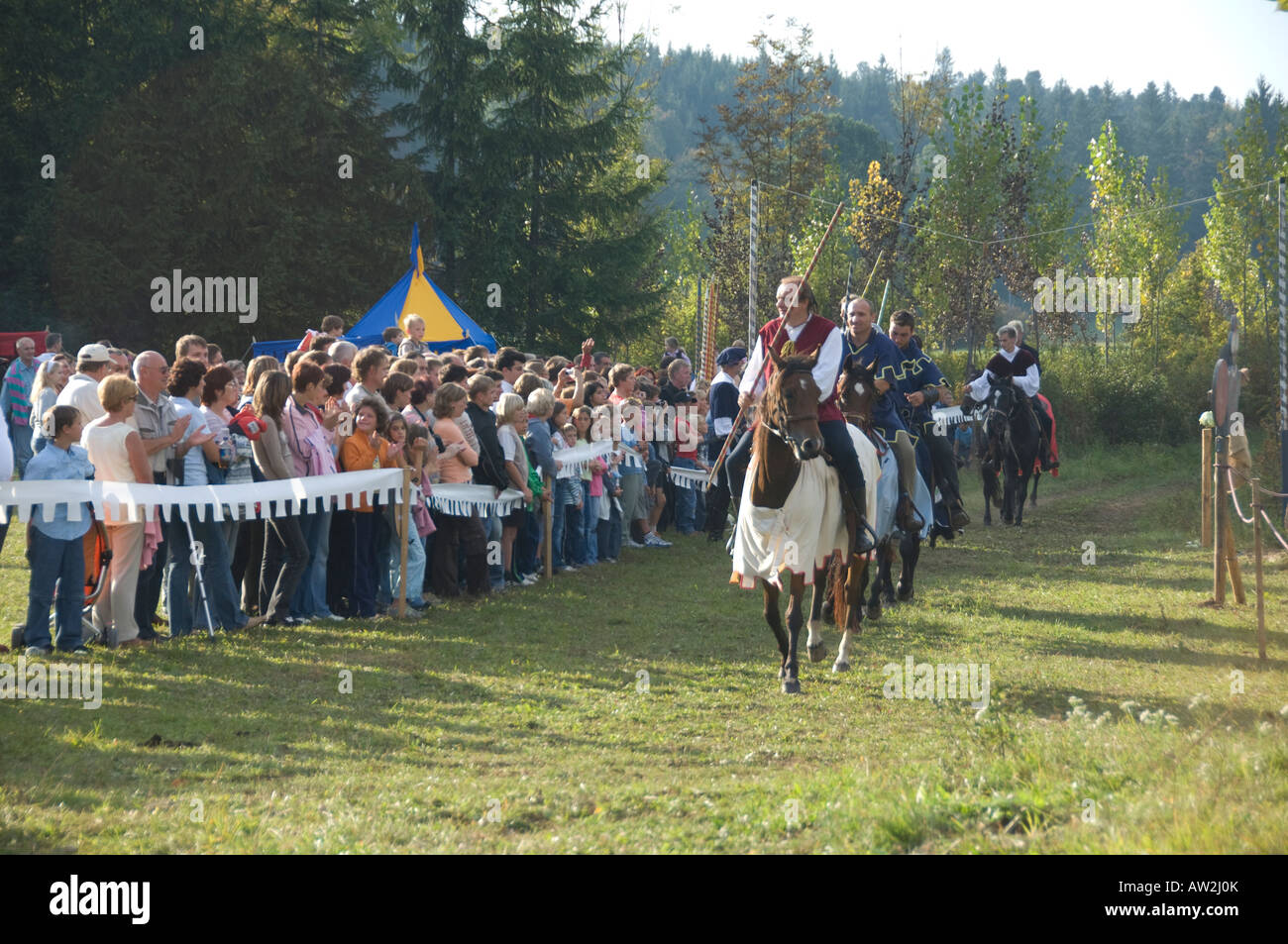 Wettbewerber paradieren vor Zuschauern in ein Mittelalterliches Ritterturnier in Cerknitca, Slowenien Stockfoto