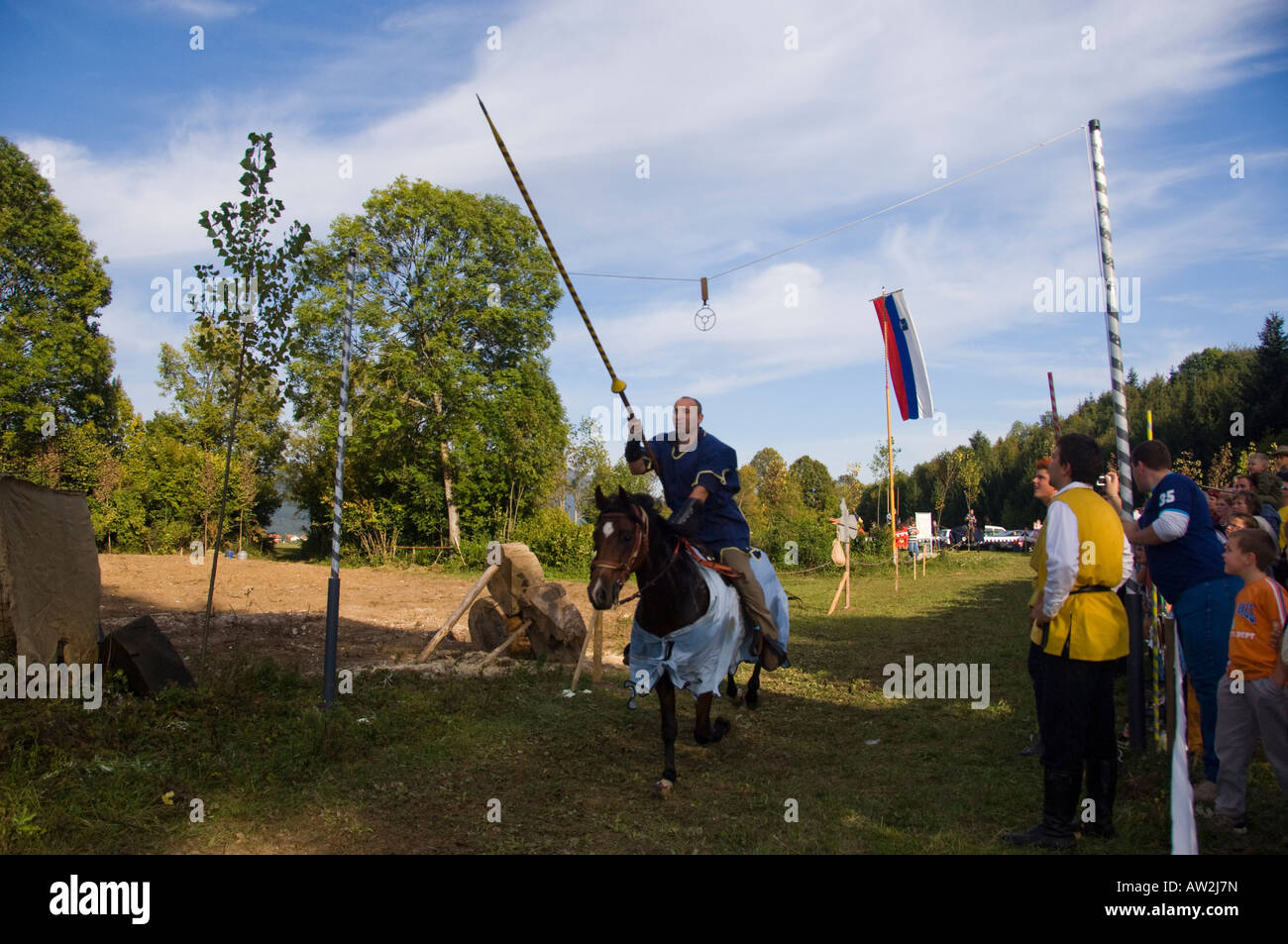 Ein Reiter versucht, Lanze einen Ring in einem Ritterturnier in Slowenien Stockfoto