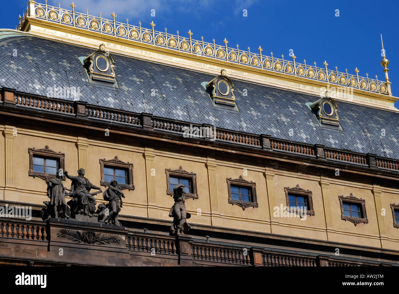 Das neoklassische Dach des Nationaltheaters in Prag. Stockfoto