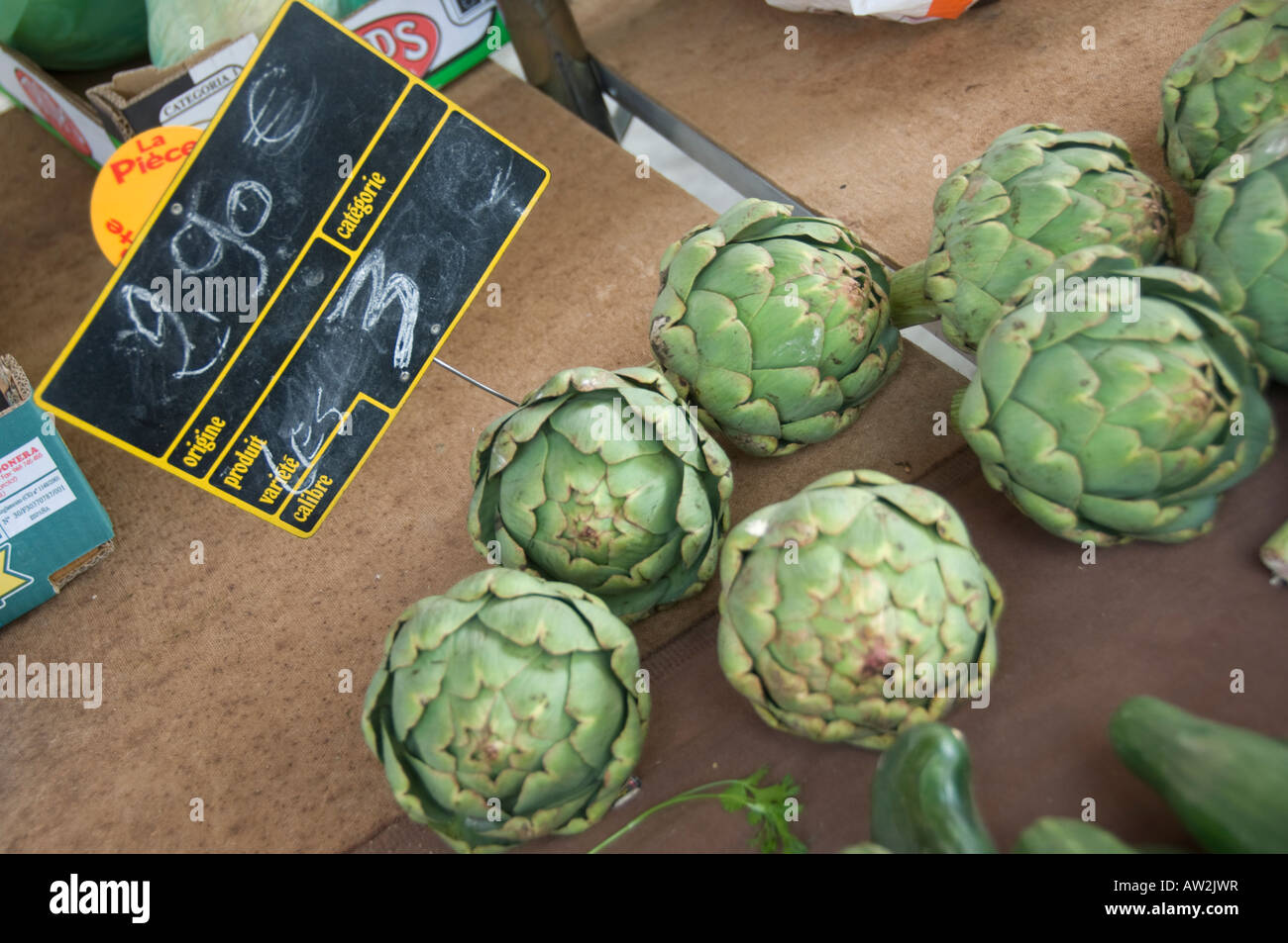 Artischocken in einem französischen Markt mit Preisschild zu verkaufen Stockfoto